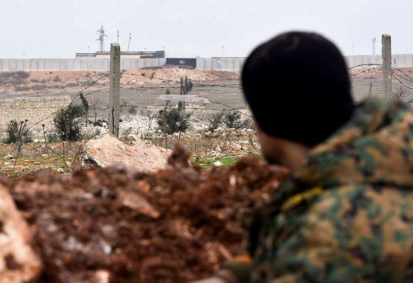 Un soldado del Ejército sirio situado en la zona de Tallet el Abyad observa un puesto de observación militar turco en el distrito de al-Rashidin