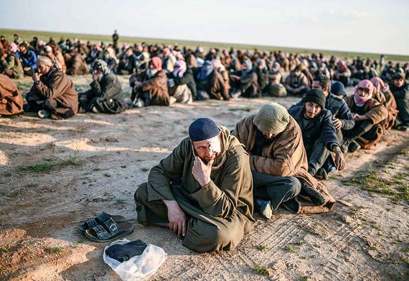 Combatientes de Daesh capturados por las Fuerzas Democráticas Sirias (SDF) lideradas por los kurdos, en Baghouz, en la provincia norteña de Siria Deir Ezzor, el 22 de febrero de 2019