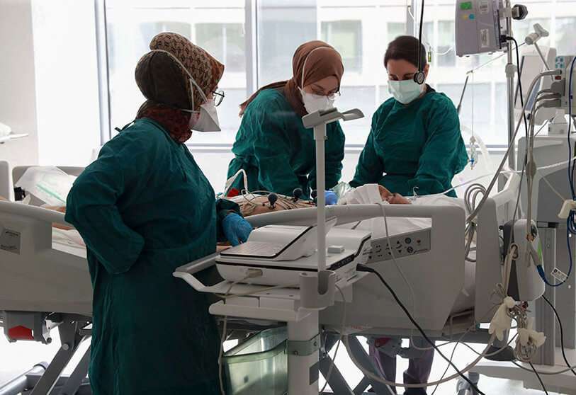 Un paciente que sufre de Covid-19 es tratado en una unidad de cuidados intensivos del hospital de Ankara, el 27 de abril de 2021 AFP/ADEM ALTAN