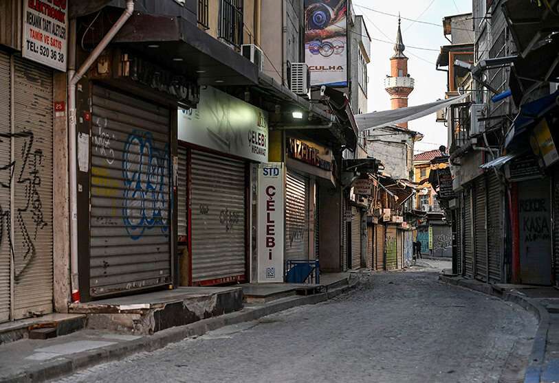 Turquía ha anunciado que va a ampliar el bloqueo del próximo fin de semana para incluir un día festivo el viernes, mientras lucha contra el aumento de las infecciones. AFP/OZAN KOSE