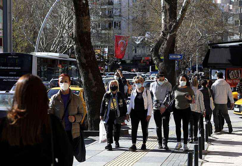 Personas con máscaras para protegerse de la propagación del coronavirus, caminan por una calle concurrida antes de un cierre nacional, en Ankara, Turquía, el 22 de abril de 2021 AP/BURHAN OZBILICI