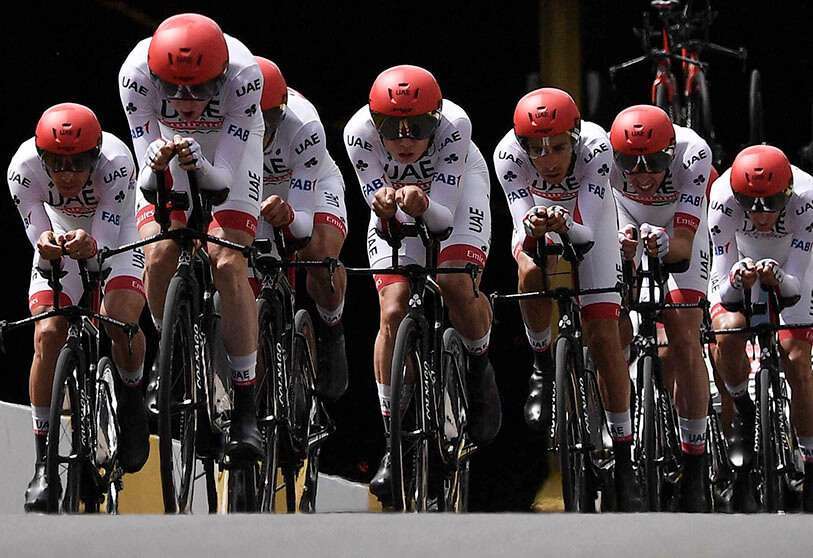 Los corredores del equipo ciclista de Emiratos Árabes Unidos compiten en la segunda etapa de la 106ª edición del Tour de Francia, una contrarreloj por equipos de 27,6 km, en Bruselas, Bélgica, el 7 de julio de 2019