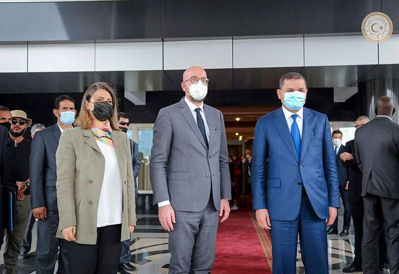 El presidente del Consejo Europeo, Charles Michel, junto con el primer ministro libio, Abdulhamid Dbeibeh, y la ministra de Asuntos Exteriores, Najla el-Mangoush, en Trípoli, Libia, el 4 de abril de 2021 PHOTO/Oficina del Primer Ministro