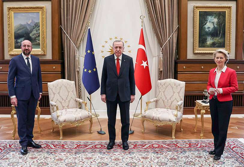 Le président turc Tayyip Erdogan rencontre le président du Conseil européen Charles Michel et la présidente de la Commission européenne Ursula von der Leyen... à Ankara, en Turquie, le 6 avril 2021. PHOTO/ Bureau de presse présidentiel/Handout via REUTERS