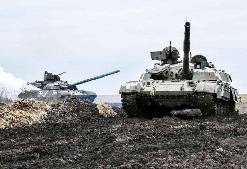 Tanques de las Fuerzas Armadas de Ucrania se ven durante los ejercicios en un lugar desconocido cerca de la frontera de Crimea anexada a Rusia, Ucrania, en esta imagen de mano publicada por el servicio de prensa del Estado Mayor de las Fuerzas Armadas de Ucrania el 14 de abril de 2021