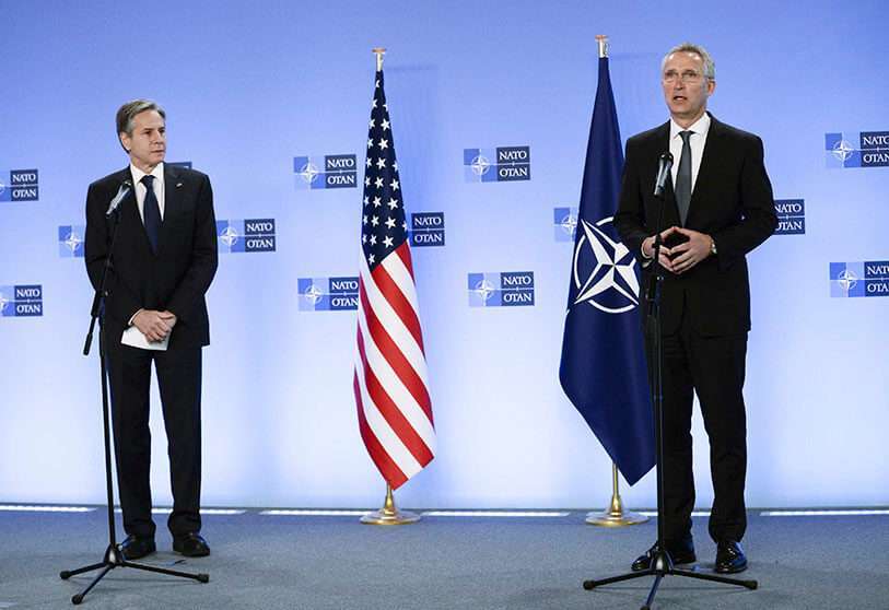El Secretario General de la OTAN, Jens Stoltenberg, a la derecha, y el Secretario de Estado de los Estados Unidos, Antony Blinken, se dirigen a una conferencia de prensa en la sede de la OTAN en Bruselas, el miércoles 14 de abril de 2021