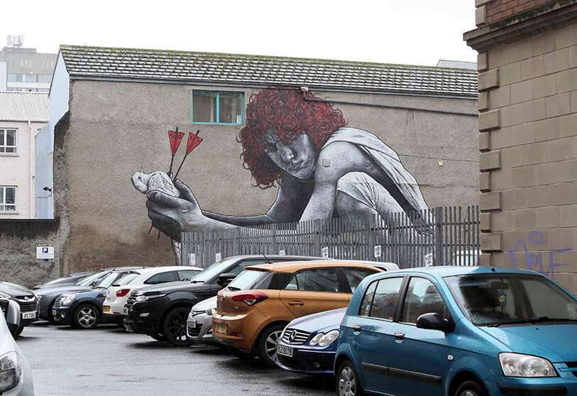 Una obra de arte del artista callejero francés MTO titulada “El Hijo de Protágoras”. Las dos flechas que atraviesan a la paloma representan, respectivamente, el catolicismo y el protestantismo