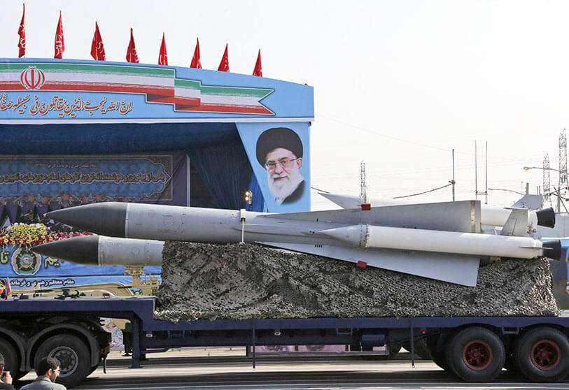 Un camión militar iraní que transportaba misiles tierra-aire pasando por un retrato del líder supremo de Irán, el ayatolá Alí Jamenei, durante un desfile con motivo del día anual del ejército del país, el 18 de abril de 2018