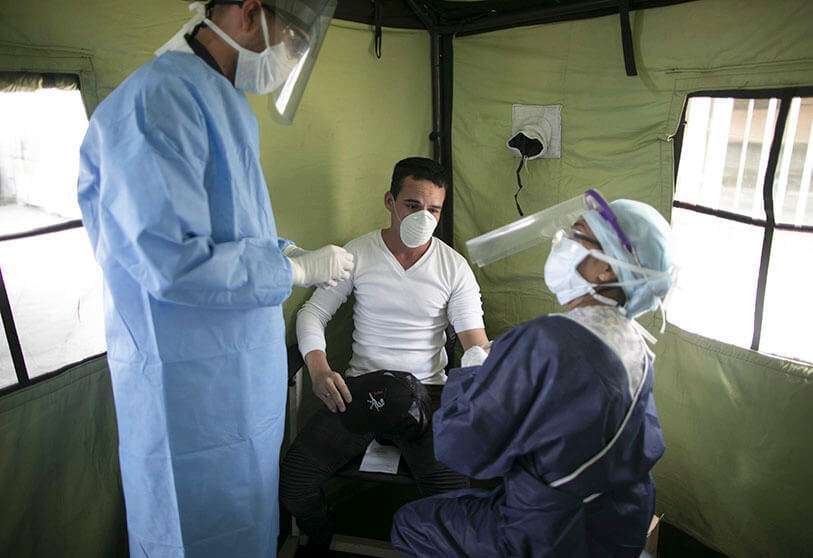 Un hombre es sometido a una prueba rápida para el nuevo coronavirus