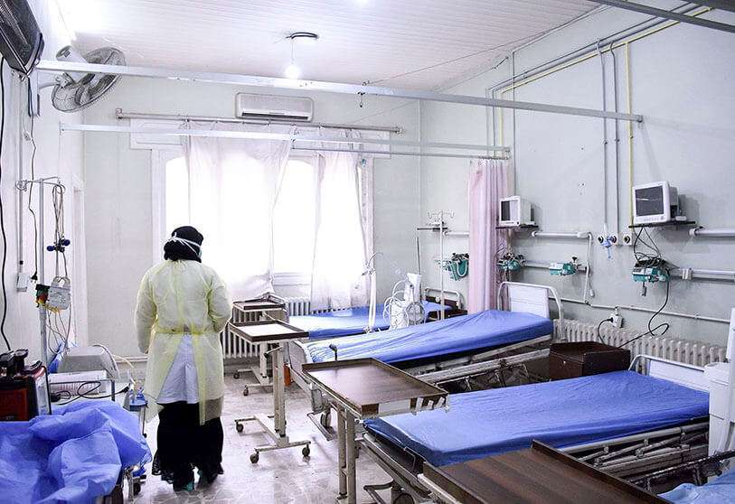 Una enfermera inspecciona la sección de aislamiento de la enfermedad coronavirus en un hospital de Alepo, en Siria el 19 de marzo de 2020