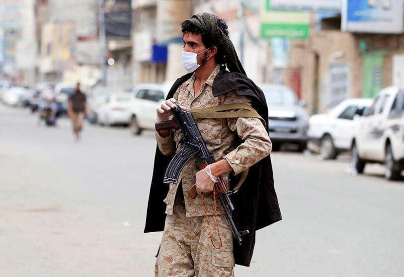 Un houthi, hace guardia en la capital yemení, Sanaa,