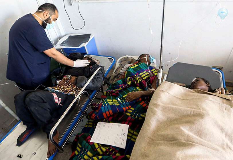Un médico libio examina a los migrantes africanos que resultaron heridos tras el vuelco de su vehículo, en un hospital de la ciudad de Beni Walid, a 170 kilómetros al sudeste de la capital, Trípoli