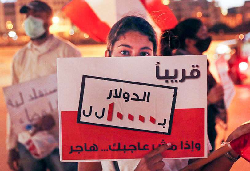 Un manifestante antigubernamental sostiene una pancarta durante una protesta contra el liderazgo político al que culpan por la crisis económica y financiera, frente a la casa de gobierno en el centro de Beirut, Líbano, el jueves 11 de junio de 2020