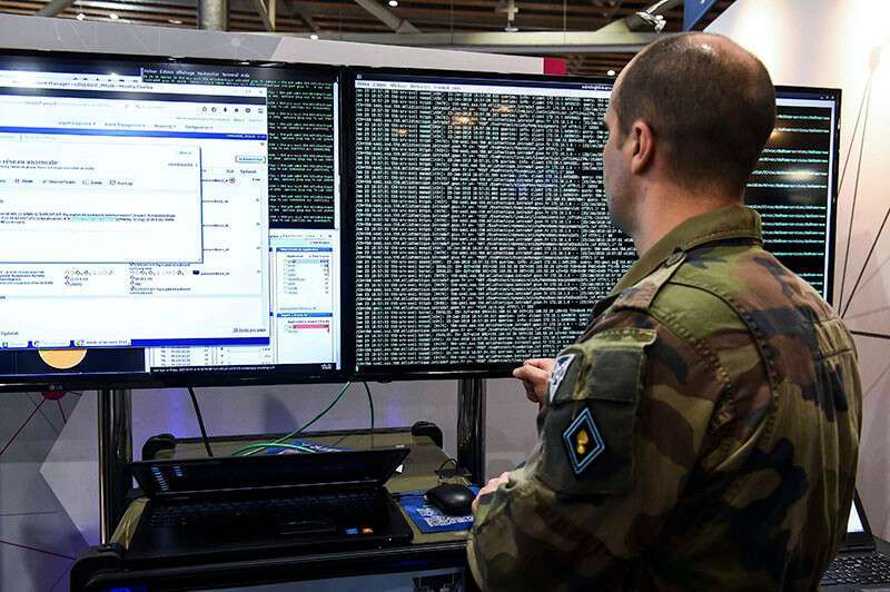 Atalayar_Un militar francés especializado en ciberdefensa trabaja en unos servidores.