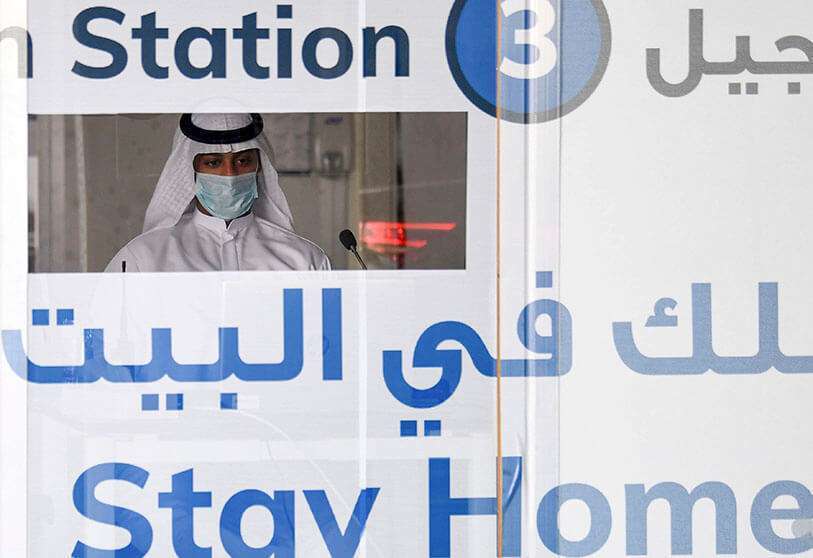 Un operador atiende una cabina en un centro de pruebas de coronavirus COVID-19