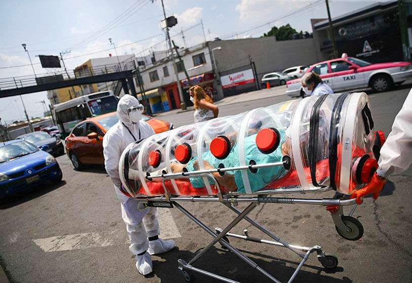 Un paciente que sufre la enfermedad del coronavirus y diabetes, en una cápsula mientras los paramédicos de la Cruz Roja lo trasladan de un hospital a otro en la Ciudad de México, México, el 8 de junio de 2020