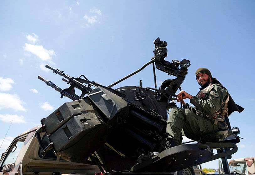 Un miembro del Ejército Nacional Libio (LNA), comandado por el mariscal Jalifa Haftar