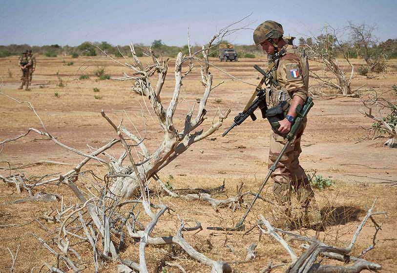 Un soldado francés sostiene un detector mientras busca la presencia de IED (Dispositivos Explosivos Improvisados) durante la Operación Burkhane en el norte de Burkina Faso