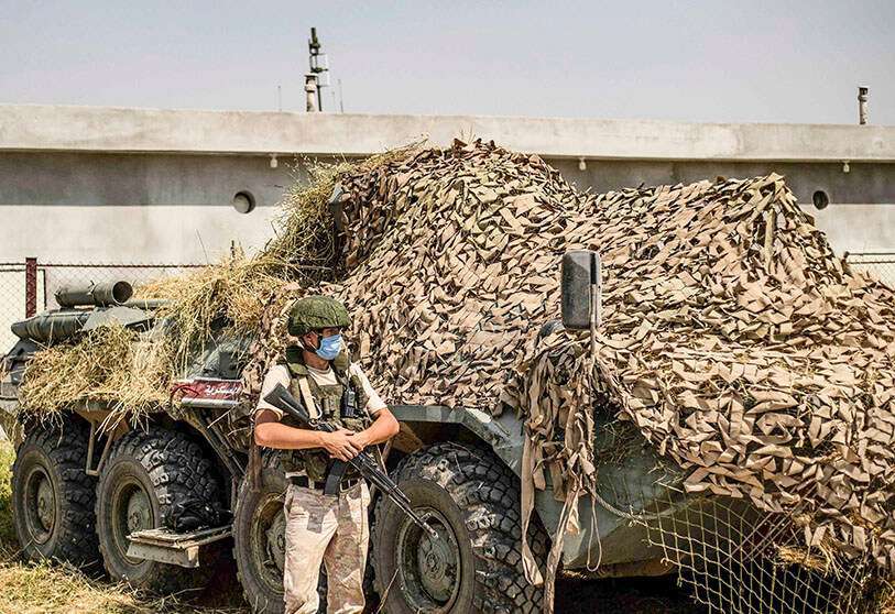 Un soldado ruso se reubica con su escuadrón en la ciudad de Derouna Arha, cerca de la frontera siria con Turquía, el 16 de junio de 2020