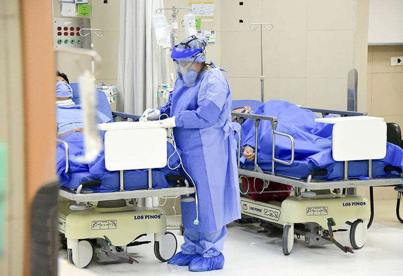 Un trabajador médico trata a los pacientes en el área de emergencias del hospital IESS Carlos Andrade Marin en Quito, el 17 de junio de 2020