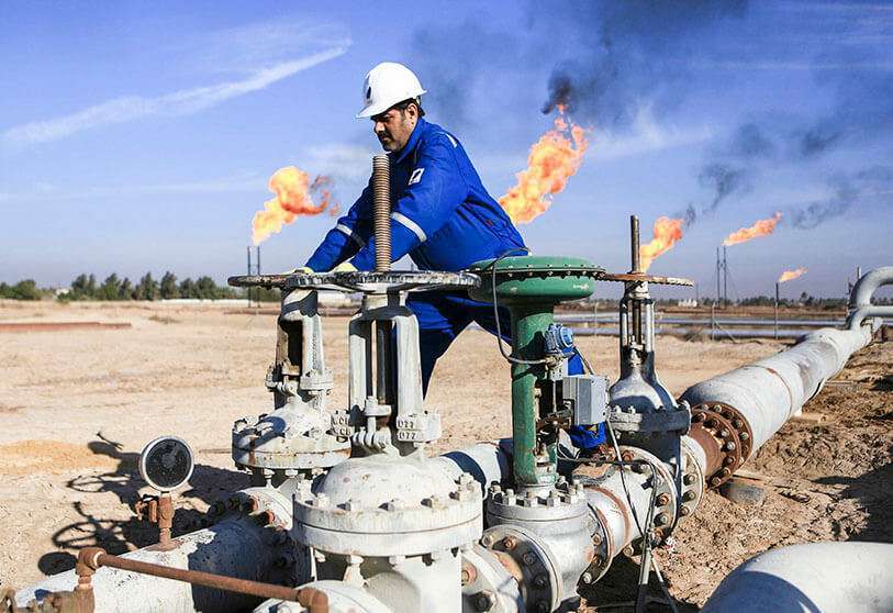 Un trabajador opera válvulas en el campo de Nihran Bin Omar al norte de Basora, Irak