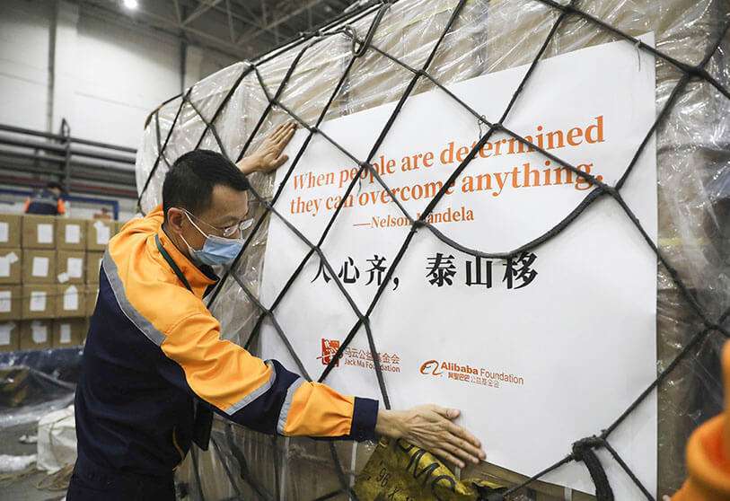 En esta foto publicada por la Fundación Alibaba, un trabajador prepara el primer lote de donaciones de la Fundación Jack Ma y la Fundación Alibaba con destino a África para salir de Guangzhou en el sur de la provincia china de Guangdong el sábado 21 de marzo de 2020