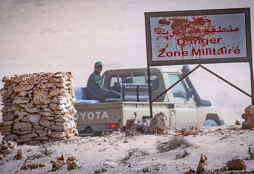 FP/FADEL SENNA : Un véhicule des Forces armées royales au poste frontière entre le Maroc et la Mauritanie à Guerguerat.