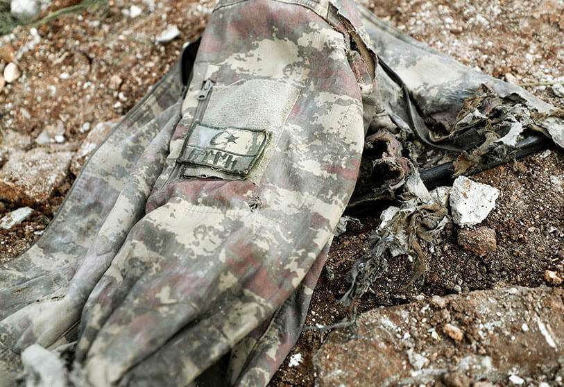 La foto tomada el 28 de febrero de 2020 muestra una chaqueta militar turca en el lugar de los ataques aéreos del régimen en la aldea de Balyun, en la provincia de Idlib, al noroeste de Siria