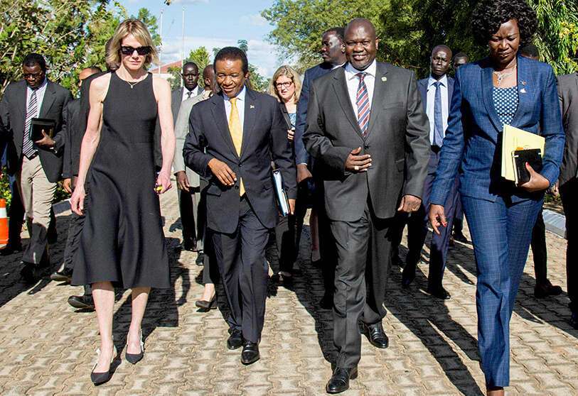 La embajadora de Estados Unidos ante las Naciones Unidas, Kelly Craft; el representante permanente de Sudáfrica ante las Naciones Unidas, Jerry Matthews Matjila, y el líder rebelde de Sudán del Sur, Riek Machar, en Juba, el 20 de octubre de 2019