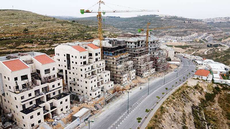 Una foto tomada el 13 de mayo de 2020 muestra las obras de construcción en el asentamiento judío de Givat Zeev, cerca de la ciudad de Ramala, en la Ribera Occidental, ocupada por los israelíes