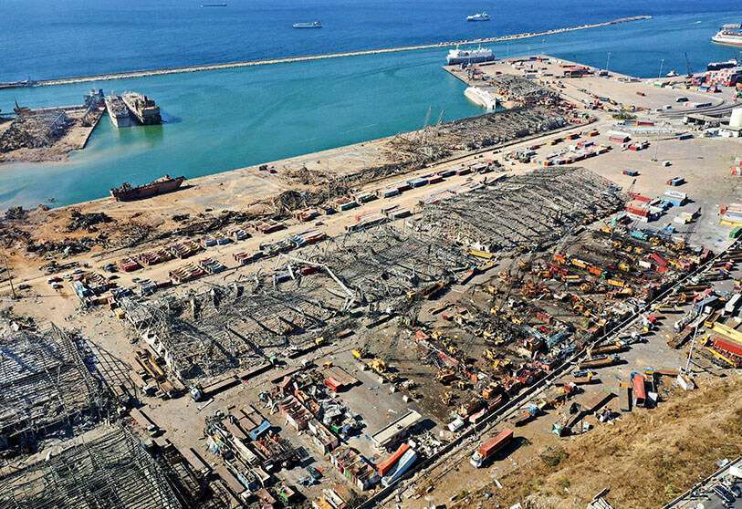 PHOTO/AFP - Une vue aérienne montre les énormes dégâts causés aux silos à grains du port de Beyrouth et de ses environs le 5 août 2020, un jour après qu'une méga-explosion ait frappé le port au cœur de la capitale libanaise