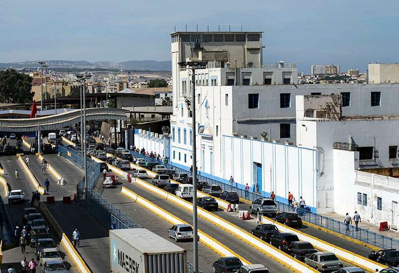 Una vista general muestra la frontera entre Marruecos y el enclave norteafricano de España