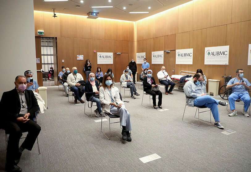 Trabajadores sanitarios en el centro médico de la Universidad Americana de Beirut (AUB), Líbano 14 de febrero de 2021 PHOTO/REUTERS