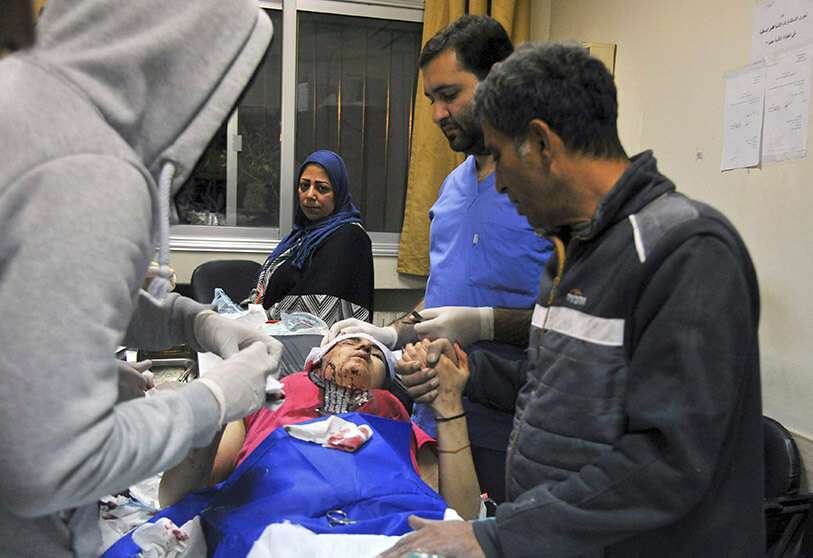 En esta foto publicada por la agencia oficial de noticias siria SANA, un paramédico trata a una mujer herida por los ataques de misiles israelíes en un hospital de Damasco, Siria, el miércoles 20 de noviembre de 2019