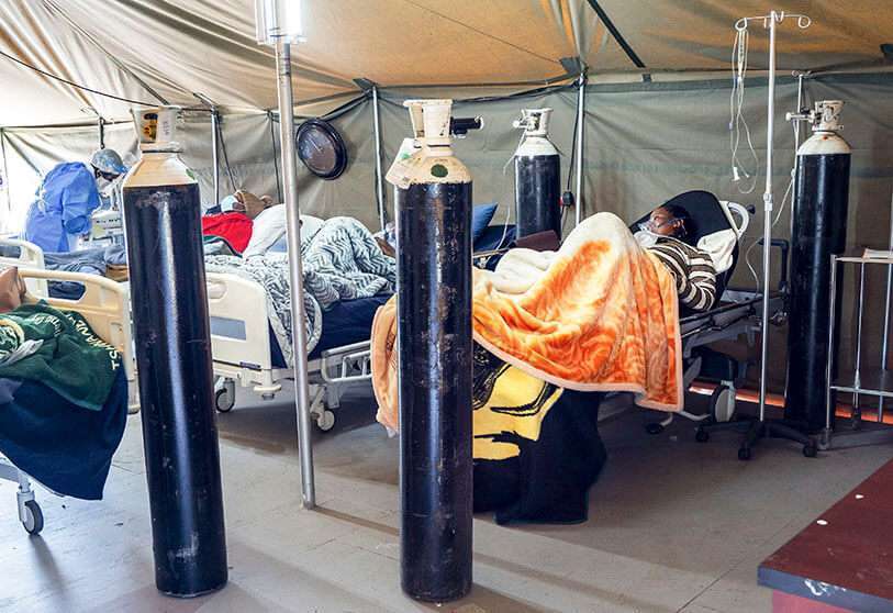 Los pacientes de COVID-19 están siendo tratados con oxígeno en el Hospital del Distrito de Tshwane en Pretoria, Sudáfrica, el viernes 10 de julio de 2020