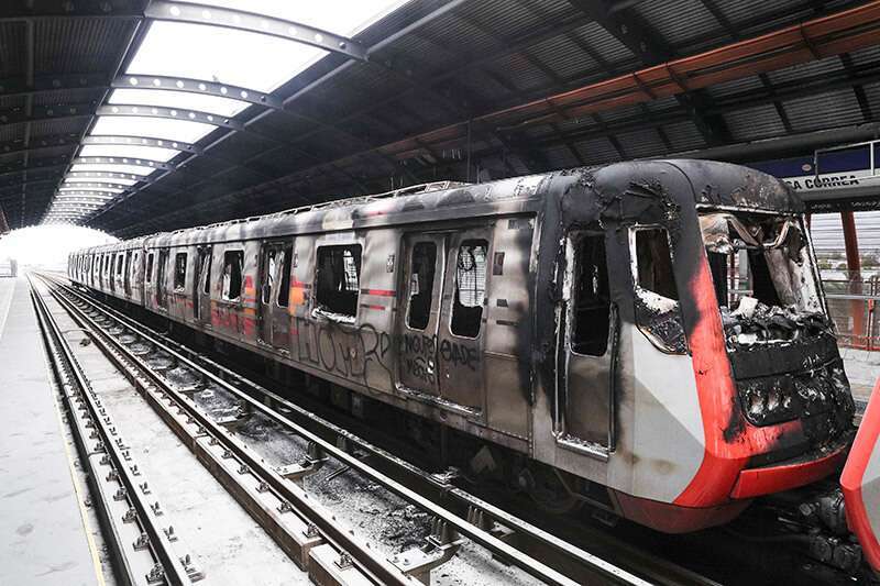 Atalayar_Vagones del metro quemados por los manifestantes están estacionados en la estación de Elisa Correa en Santiago de Chile