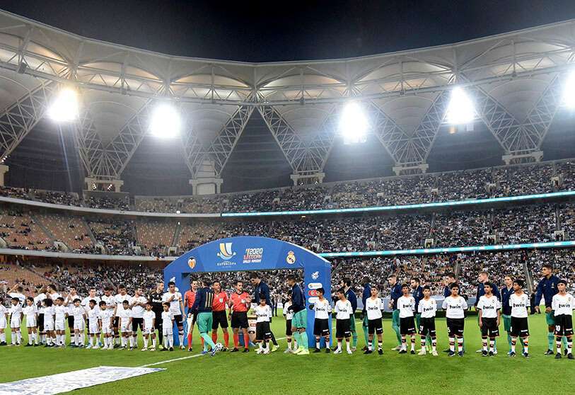 Vista general de la alineación de los equipos antes del partido