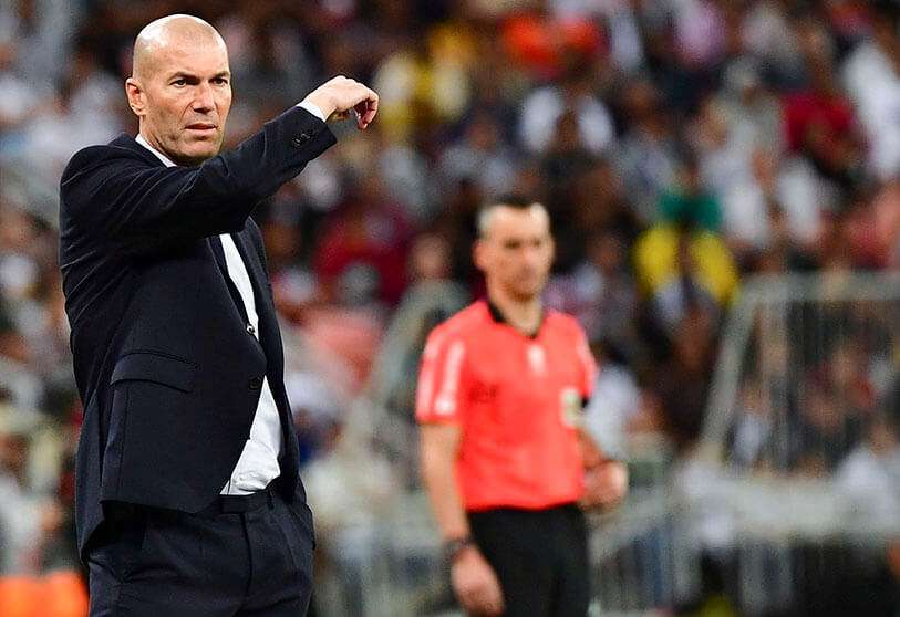 El entrenador francés del Real Madrid, Zinedine Zidane, habla con sus jugadores durante la semifinal de la Supercopa de España entre el Valencia y el Real Madrid el 8 de enero de 2020, en el estadio Rey Abdullah en la ciudad portuaria de Yeda, en Arabia Saudí