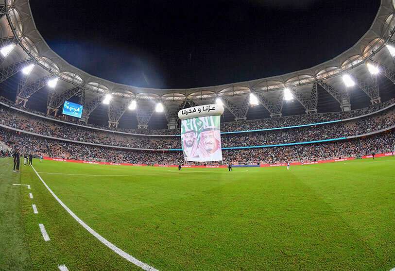 Los retratos del príncipe heredero de Arabia Saudí, Mohamed bin Salman (Izq) y del rey de Arabia Saudí, Salman bin Abdulaziz al-Saud, se exhiben bajo el lema ‘Nuestro orgullo y honor’ durante la semifinal de la Supercopa de España entre el Valencia y el Real Madrid el 8 de enero de 2020, en el estadio Rey Abdullah en la ciudad portuaria saudí de Yeda