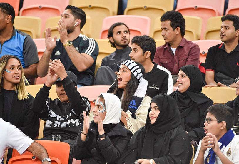 Los hinchas del Real Madrid animan la semifinal de la Supercopa de España entre el Valencia y el Real Madrid el 8 de enero de 2020, en el estadio Rey Abdullah, en la ciudad portuaria de Yeda, en Arabia Saudí