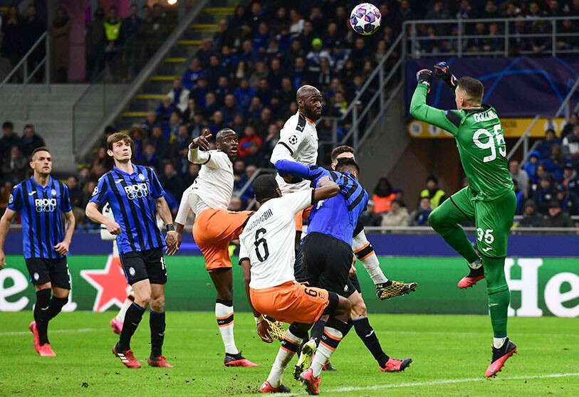 El guardameta italiano del Atalanta Pierluigi Gollini (der.) desvía un disparo durante el partido de ida de octavos de Champions contra el Valencia