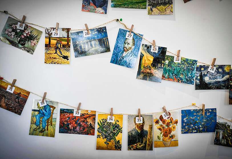 Muestra de postales relacionadas con el pintor holandés Vincent Van Gogh, en una tienda de Auvers-sur-Oise, donde está enterrado el artista AFP/ STEPHANE DE SAKUTIN