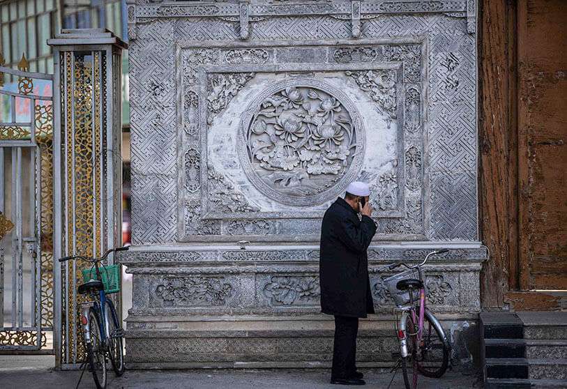AFP/JOHANNES ELISELE - Hombres musulmanes de etnia Hui saliendo de la mezquita de Laohuasi después de las oraciones del viernes en Linxia, provincia china de Gansu