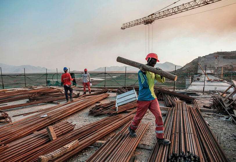 Varios operarios trabajan en la Gran Presa del Renacimiento (Etiopía)