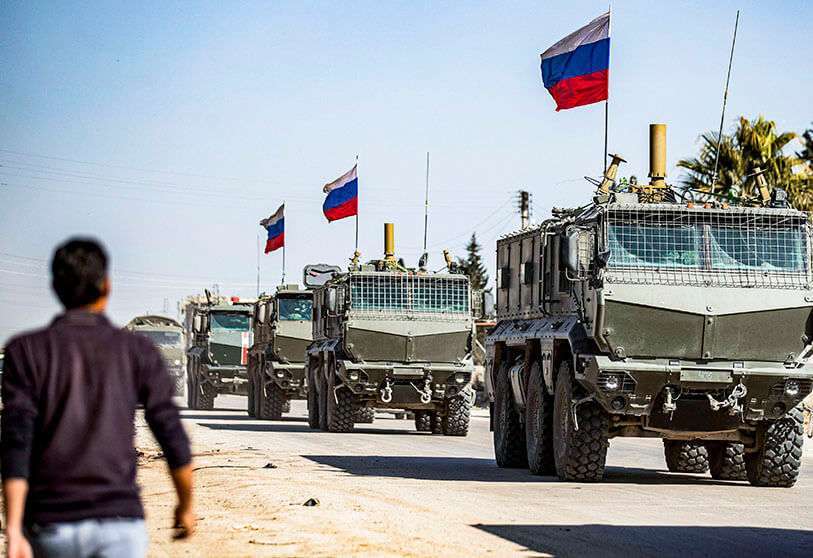 Vehículos militares rusos en un convoy desde la ciudad de Tal Tamr hasta el aeropuerto de Qamishli
