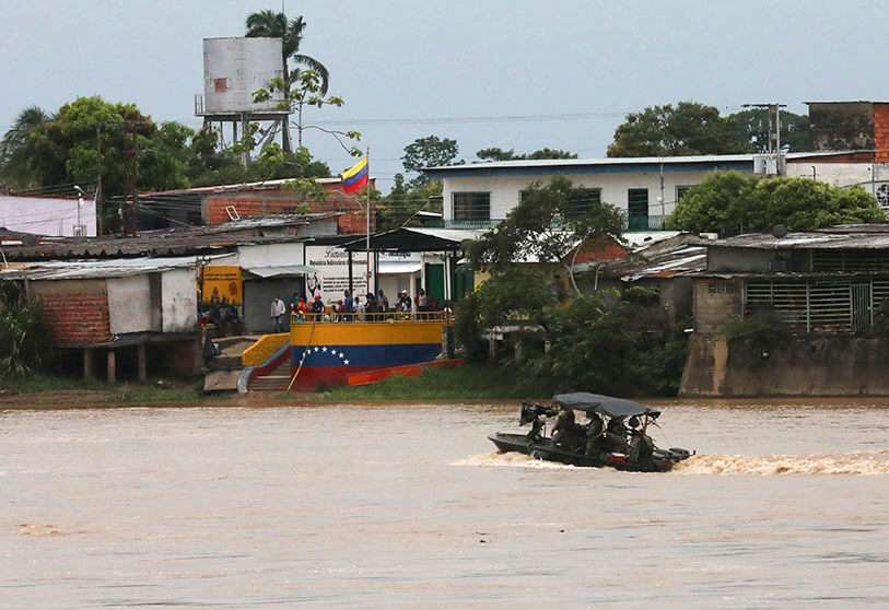 Soldados colombianos patrullan en barco en el río Arauca, la frontera entre Colombia y Venezuela, en Arauquita, Colombia 27 de marzo de 2021 REUTERS/LUISA GONZALEZ