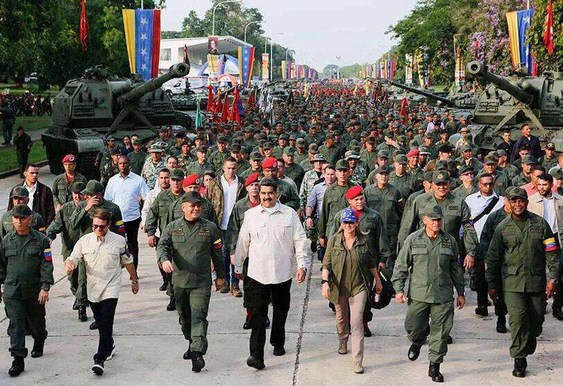 Nicolás Maduro (C), su esposa Cilia Flores (3-R) y el ministro de Defensa de Venezuela, Vladimir Padrino (3-L), caminando durante la marcha de la lealtad con personal de la Fuerza Armada Nacional Bolivariana de Venezuela (FANB) AFP PHOTO / PRESIDENCIA DE VENEZUELA