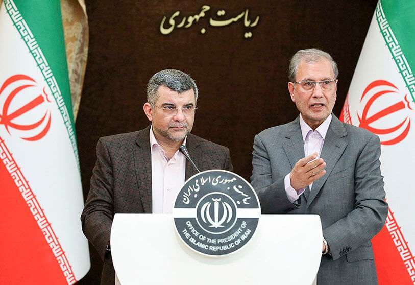 El viceministro de salud de Irán Iraj Harirchi (izq.), infectado por el coronavirus, junto al portavoz del gobierno de la República Islámica, Ali Rabiei, durante una conferencia de prensa en Teherán el 24 de febrero de 2020