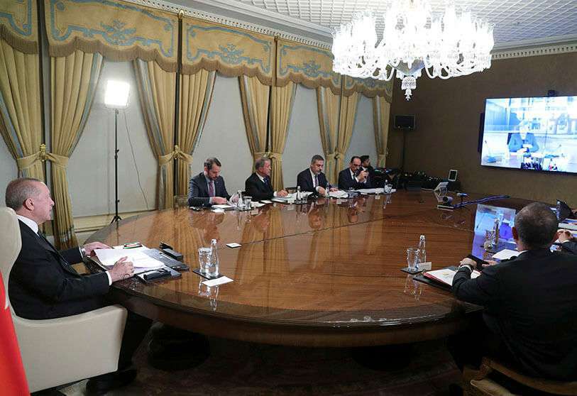 El presidente de Turquía, Recep Tayyip Erdogan, izquierda, participa en una videoconferencia con los líderes europeos, en Estambul, el martes 17 de marzo de 2020. En la imagen, la canciller alemana, Angela Merkel