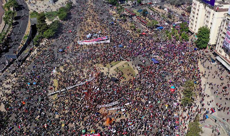 Atalayar_Vista aérea de una manifestación en la conmemoración del primer aniversario del levantamiento social en Chile, en Santiago, el 18 de octubre de 2020